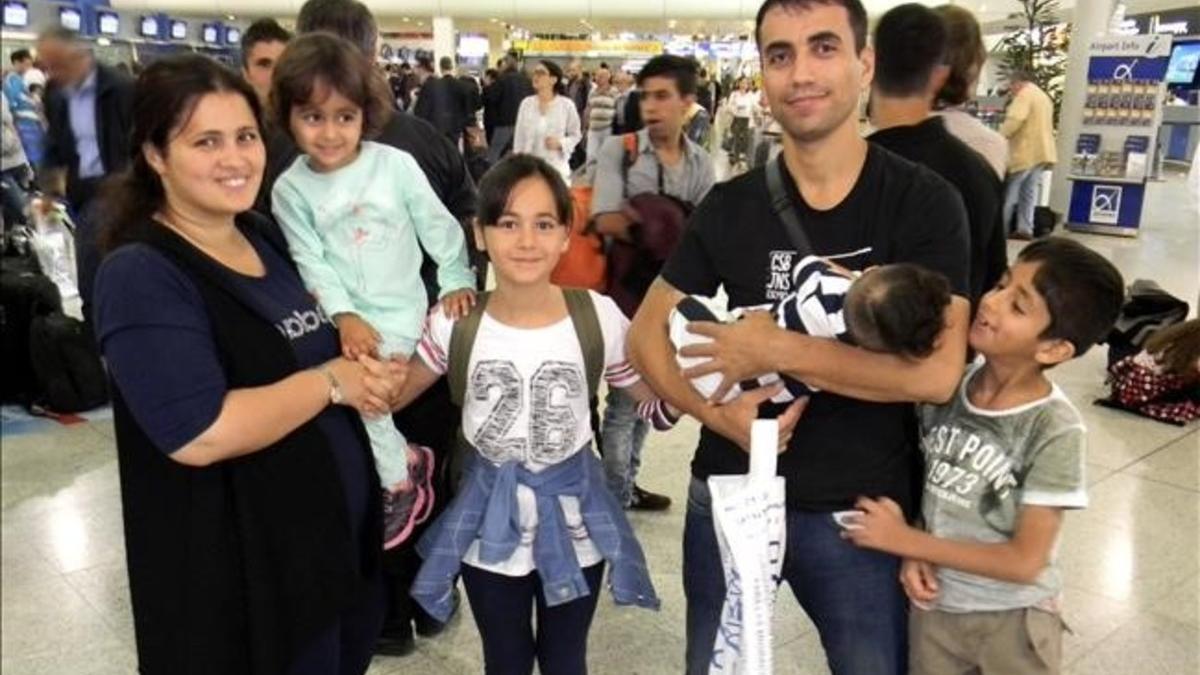 Nafia Bedredin y su familia, en Atenas, antes de salir hacia Madrid.   