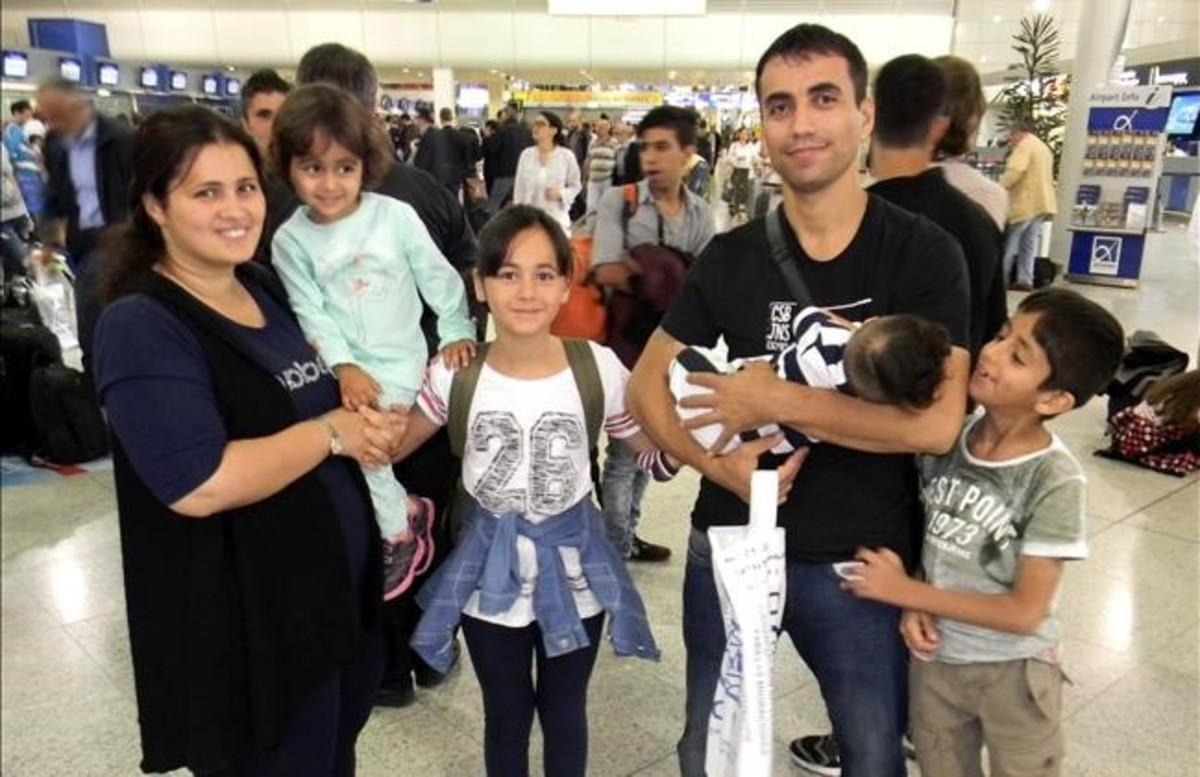 Nafia Bedredin i la seva família, a Atenes, abans de sortir cap a Madrid.   