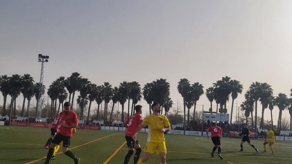 Una acción del partido entre el Montijo y el San Fernando.