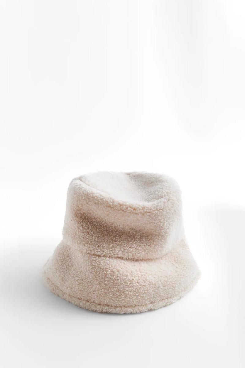 Gorro bucket de borreguillo, de Zara (15,95 euros)