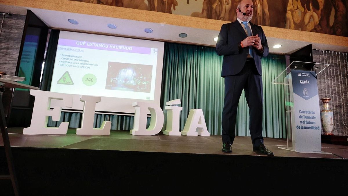 The vice president of the Cabildo de Tenerife, Enrique Arriaga, during his speech at the Forum & # 039; Carreteras de Tenerife and the future of mobility '