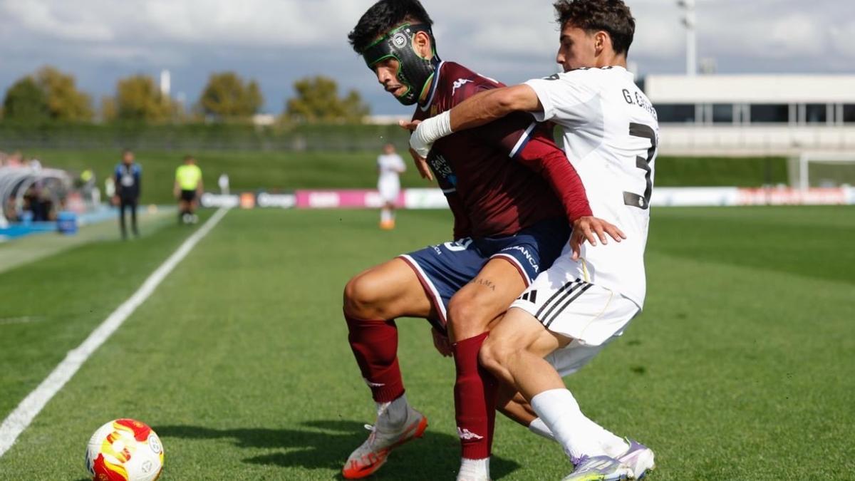Garay protege el balón ante un contrario