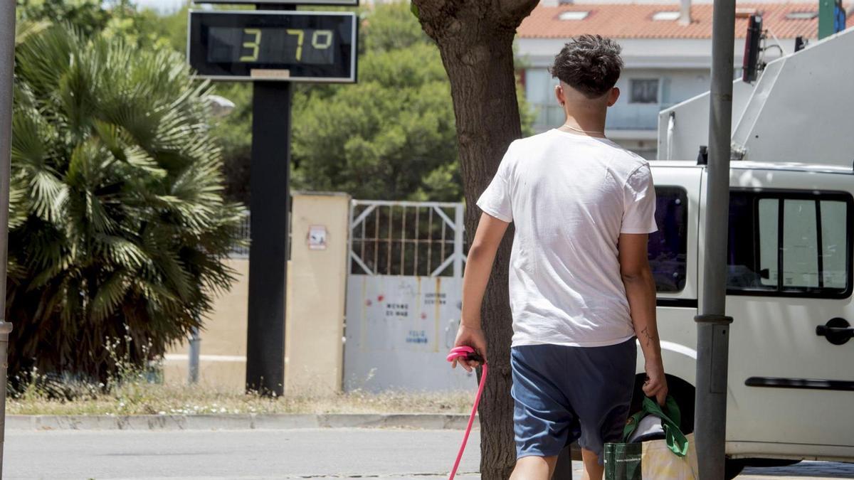 Un termómetro marca 37 grados en una jornada calurosa.