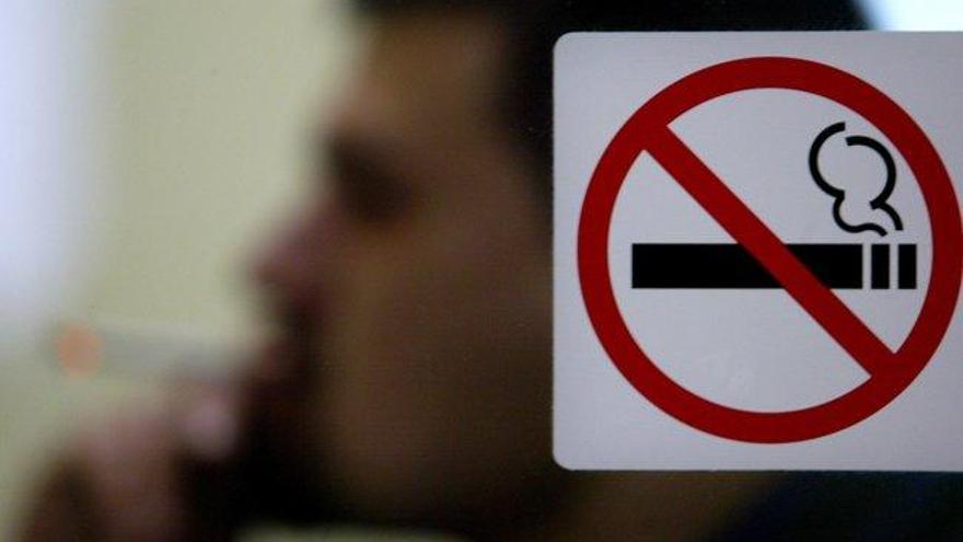 Sanidad avisa de que los fumadores son más vulnerables a contraer el covid-19