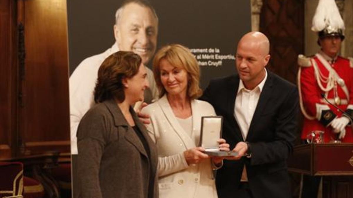 Colau, junto a Danny y Jordi Cruyff, ayer en el Saló de Cent del ayuntamiento.