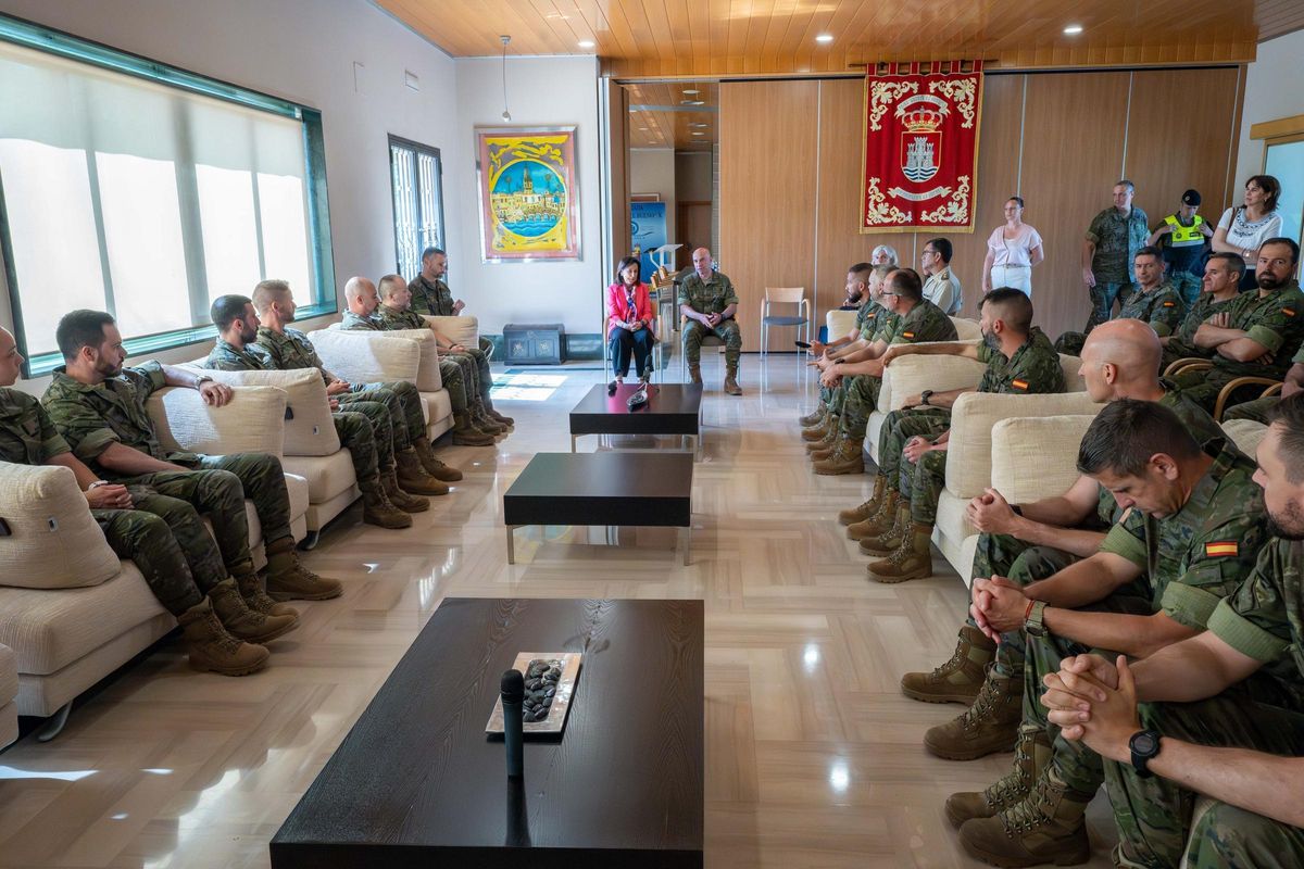 La ministra de Defensa, Margarita Robles, con integrantes de la Brigada X de Cerro Muriano.