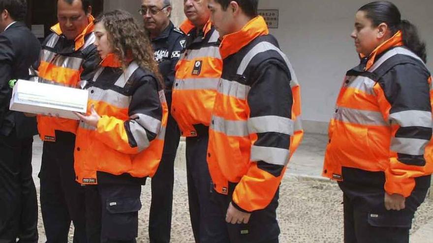 Voluntarios de Protección Civil reciben material en el palacio de Condes de Requena.