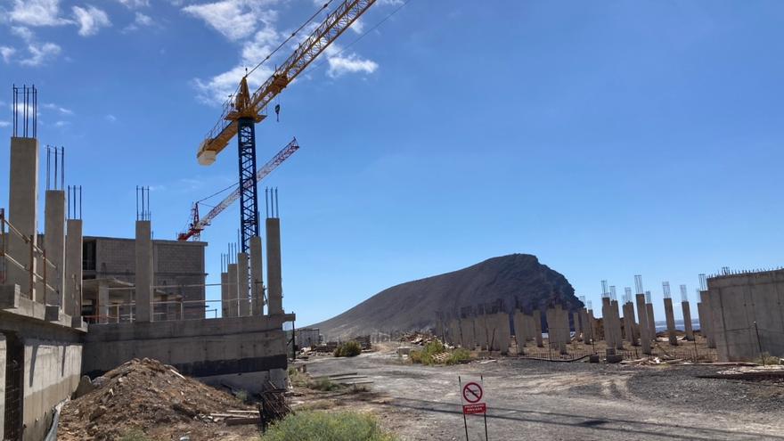 El Parlamento de Canarias rechaza comprar con 25 millones de dinero público el terreno en el que se construye el hotel de Tejita en Tenerife