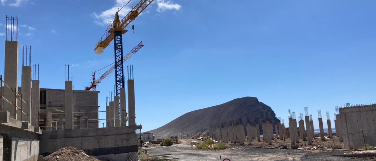El Parlamento de Canarias rechaza comprar con 25 millones de dinero público el terreno en el que se construye el hotel de La Tejita en Tenerife