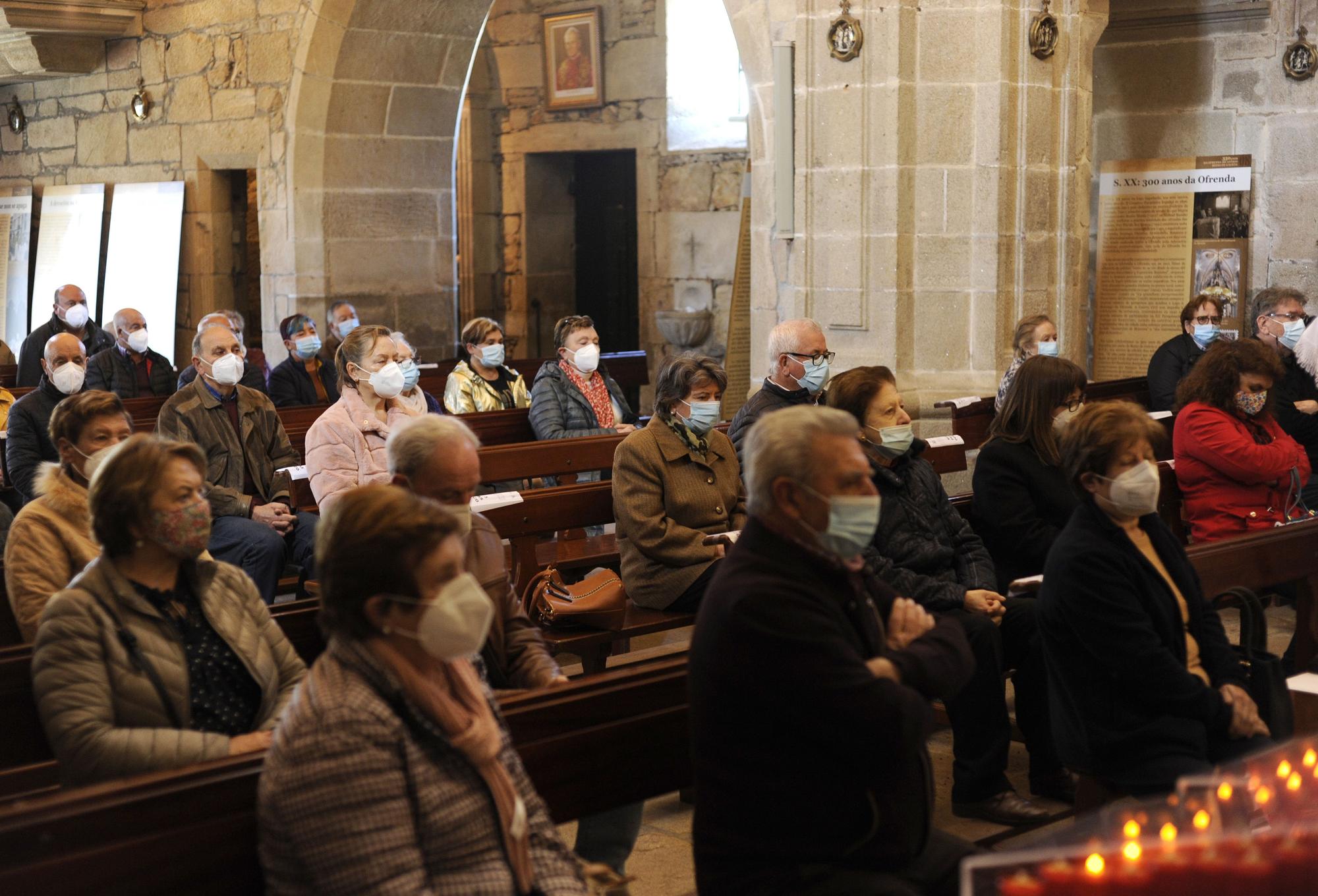 'O Corpiño pequeno' reparte sus feligreses entre su templo y Facebook