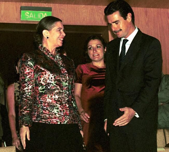 1999-EFE-CANARIAS: La Princesa Irene de Grecia asistió  hoy al concierto inaugural del órgano del Auditorio Alfredo Kraus de Las Palmas de Gran Canaria. En la foto, el alcalde de Las Palmas de Gran Canaria, José  Manuel Soria, acompaña a la princesa hasta su localidad en el palco de autoridades del Auditor