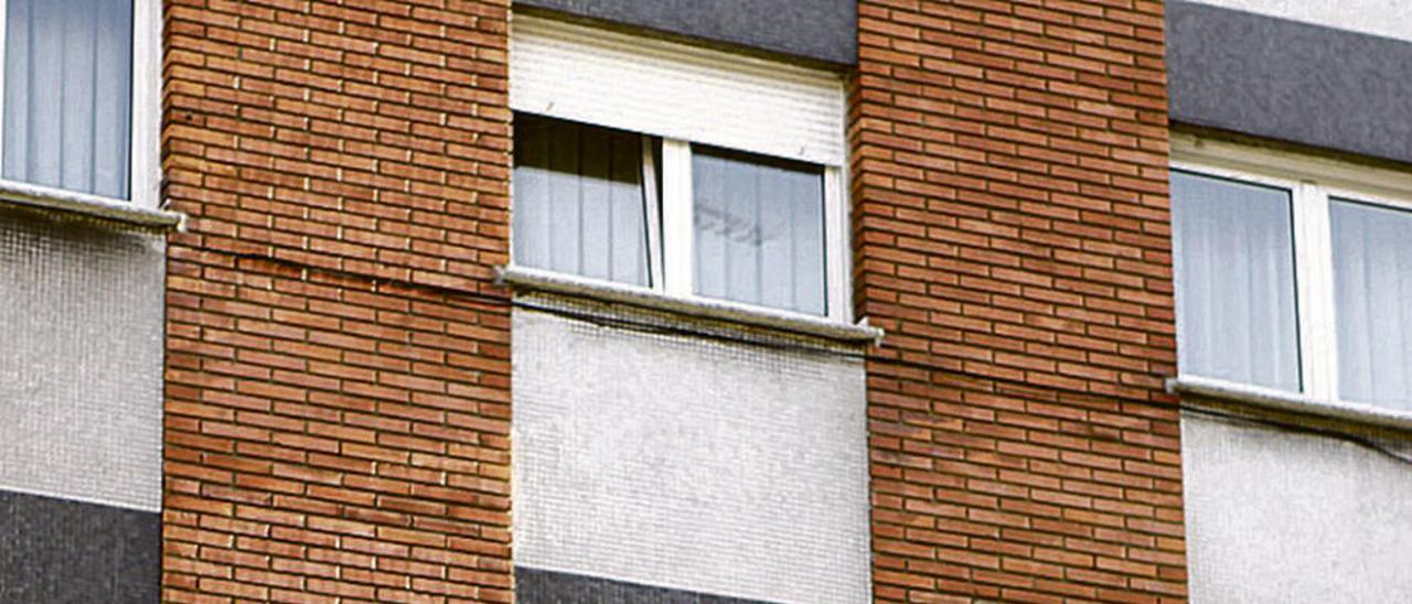 Un piso con un cartel de venta en la ventana.