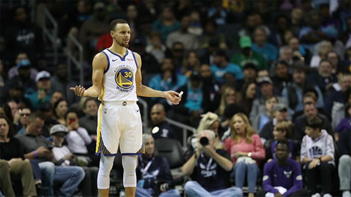 Los Warriors vencen a los Rockets en duelo de líderes de la NBA