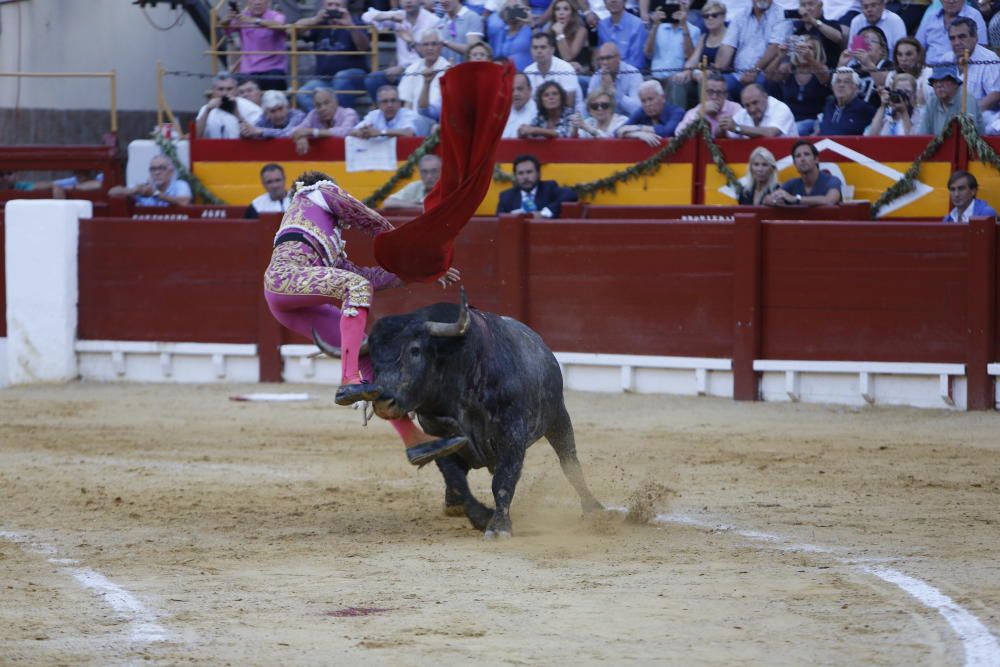 Cornada grave a Manuel Escribano cuando entraba a matar al cuarto toro.