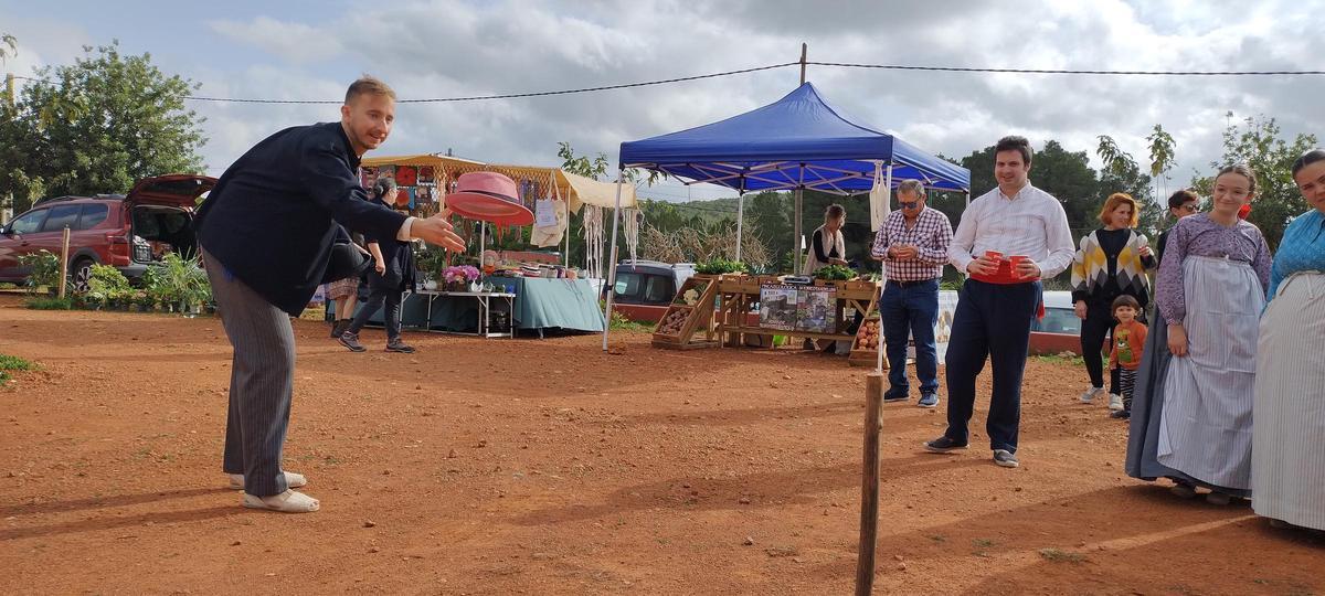 Un joven de Sa Colla de Buscastell prueba su puntería.