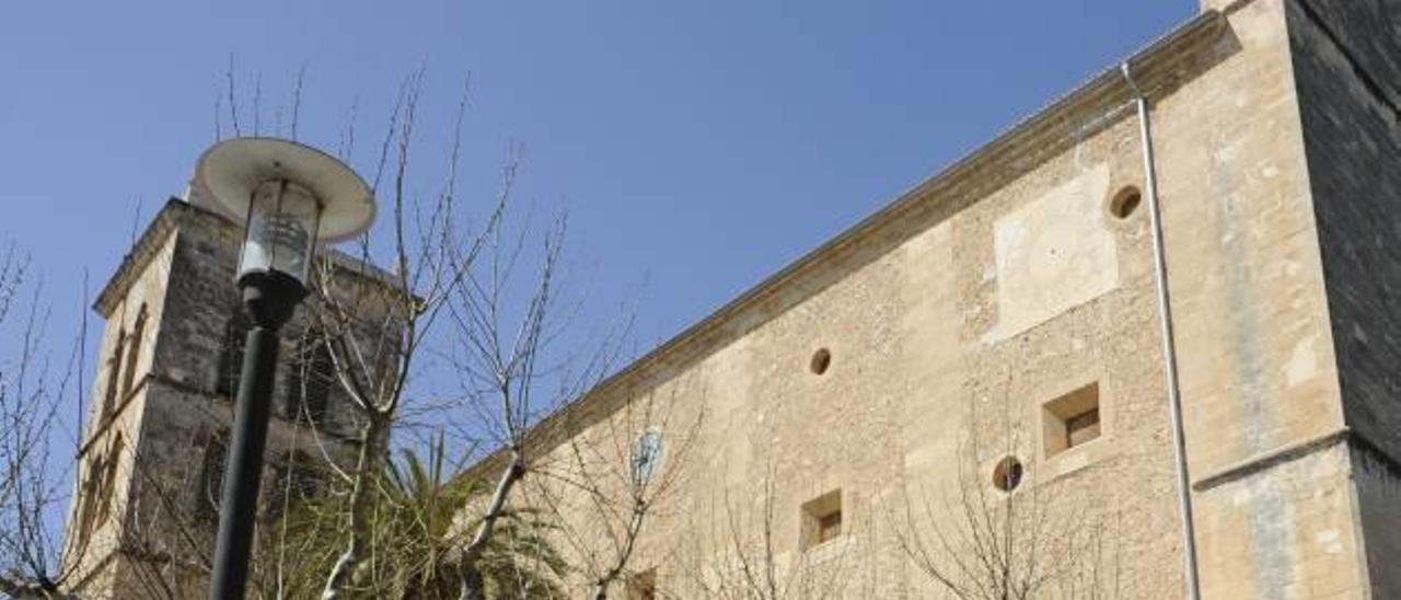 Imagen de uno de los laterales del templo ´pobler´, con la torre del campanario a la izquierda.