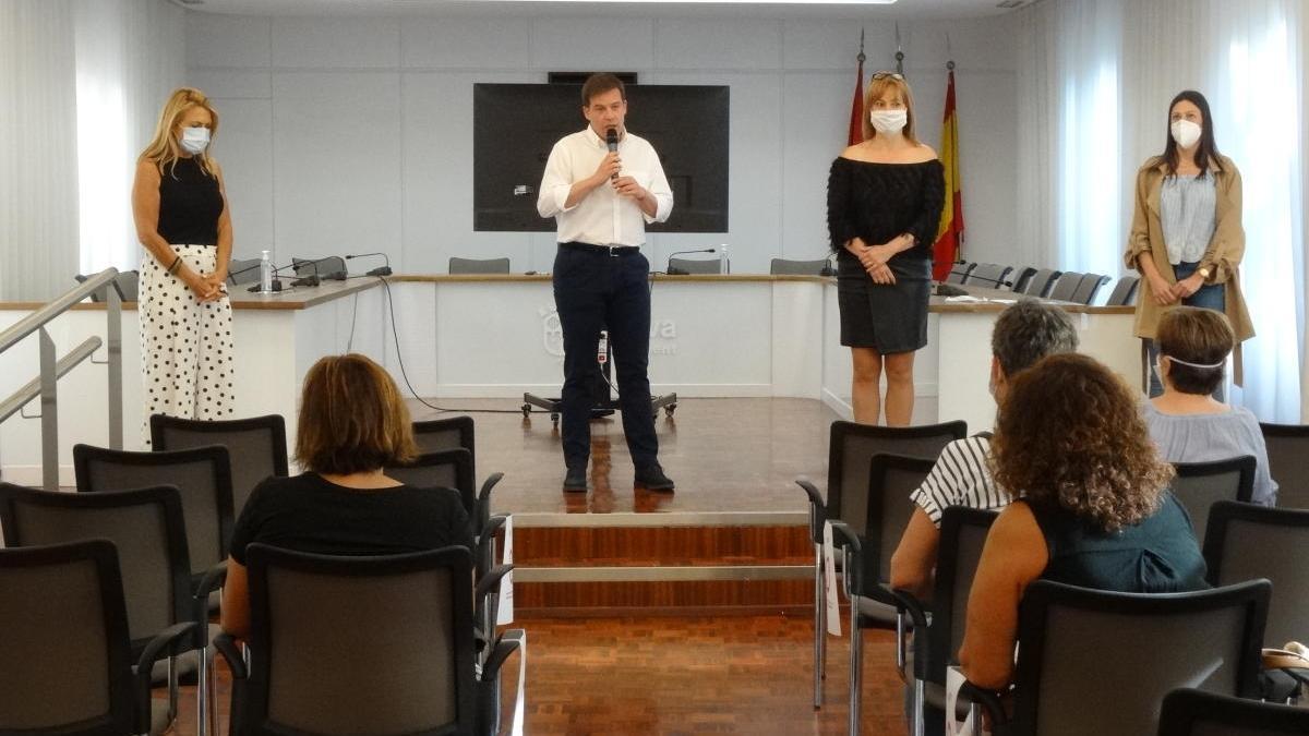 Roger Cerdà y Xelo Angulo en la recepción a las siete primeras trabajadoras del programa.