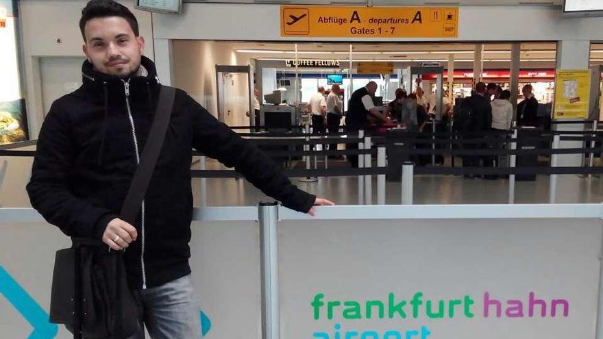 Héctor Reboredo en el aeropuerto de Frankfurt Hahn. // FdV