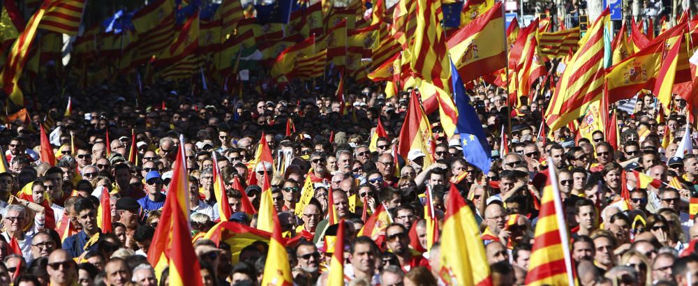 Milers de persones es manifesten a favor de la unitat d'Espanya a Barcelona