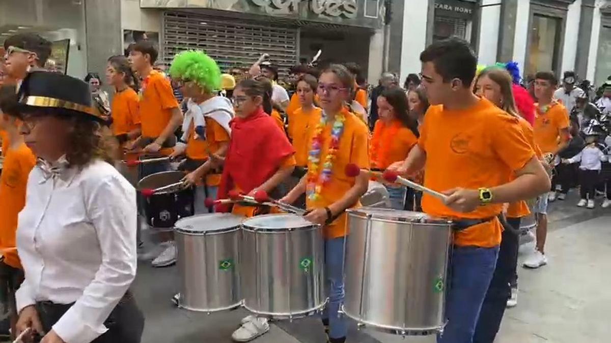 Triana, a ritmo de la 'Batucada Ilusión de Salesianos Las Palmas': ¡el Carnaval ya está en la calle!