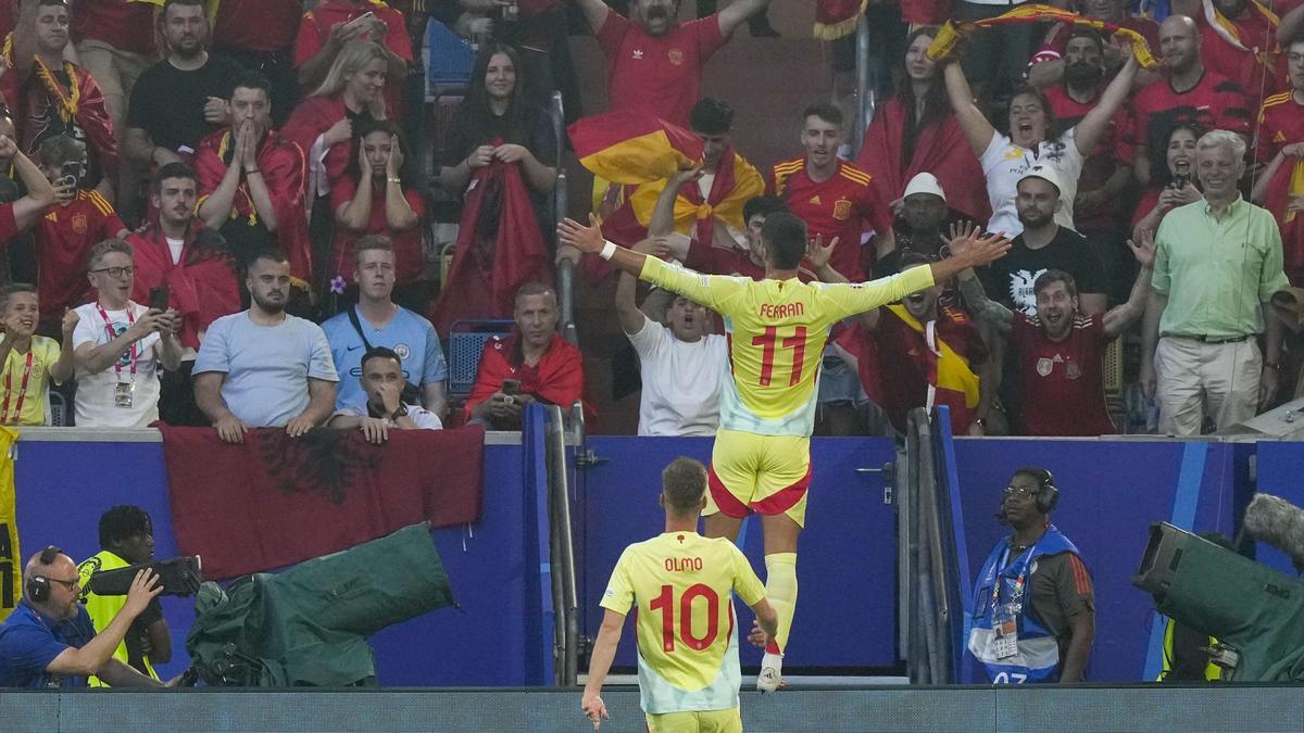 Ferran Torres celebra el 0-1 de España a Albania con los aficionados junto a Dani Olmo, quien fue el que le dio la asistencia.