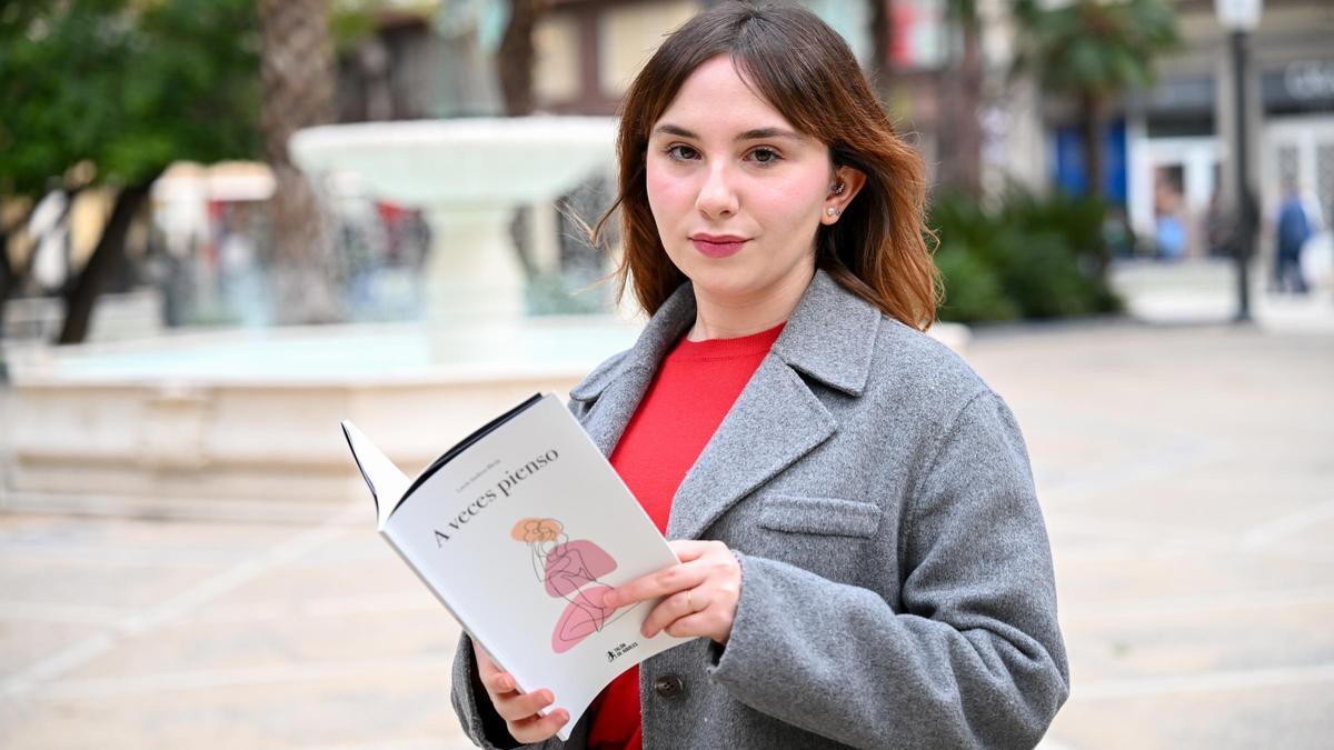 La autora de Elche Lucía Andreu junto a su poemario