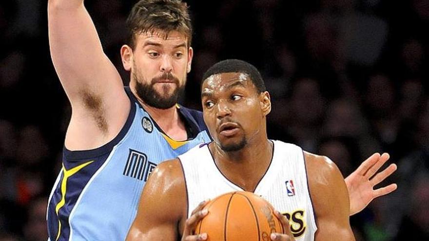 Marc Gasol y Andrew Bynum, en un momento del partido.