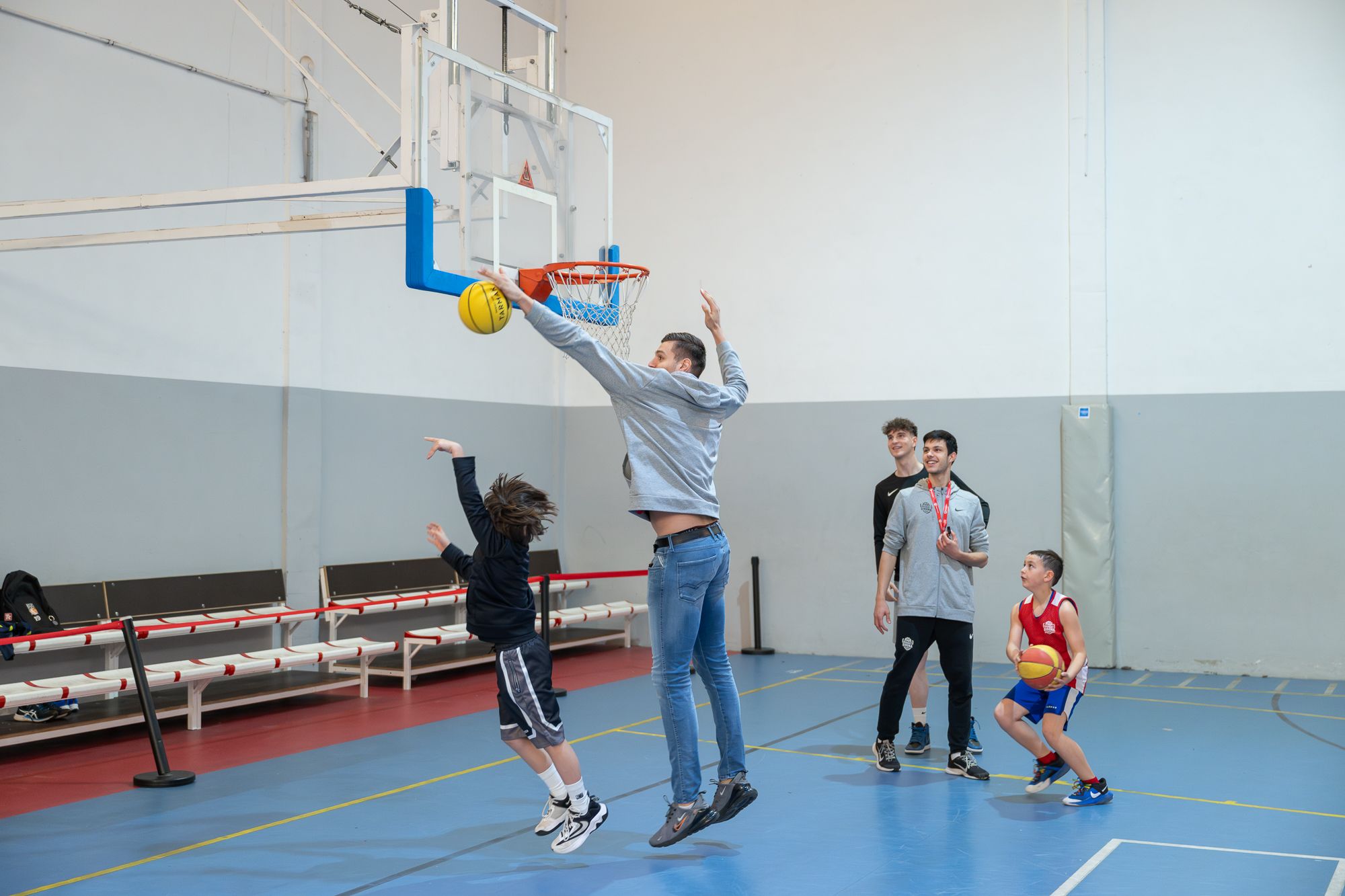 Sergi Martínez i Djordjevic visiten el campus del Bàsquet Girona