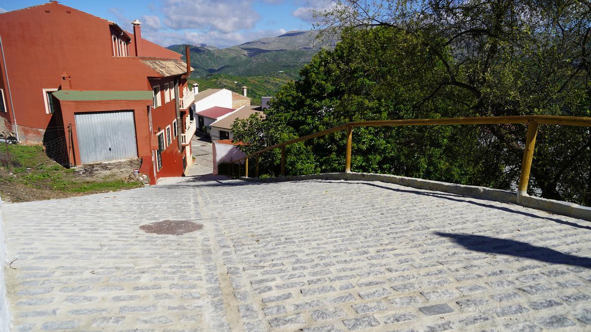 La calle Hiladero de Pujerra, tras el arreglo