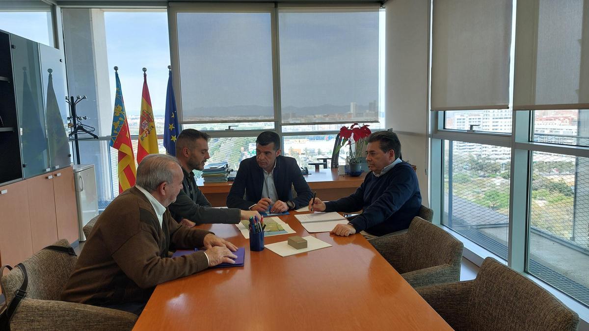 El alcalde de El Puig, Marc Oriola, y el vicealcalde, Vicent Porta, se reúnen con el director general de Urbanismo.