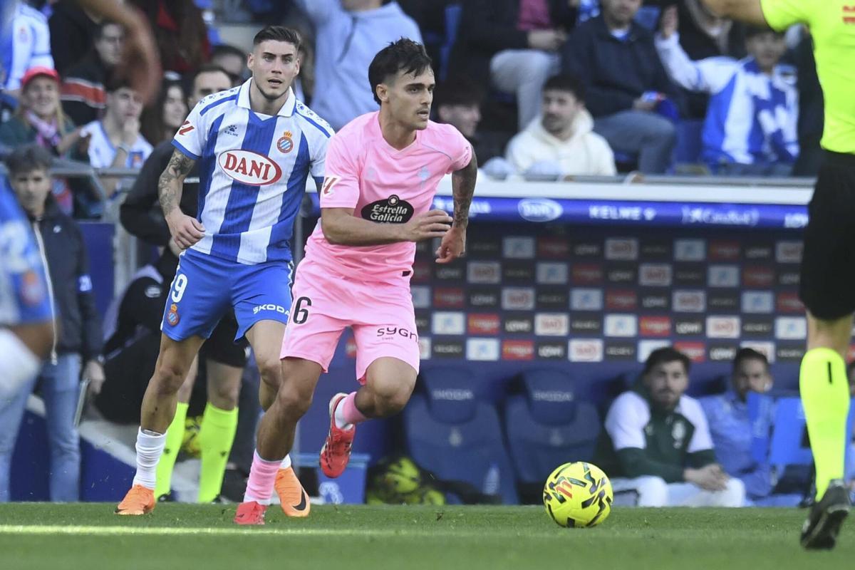 Miguel Román durante el partido de fútbol entre el Espanyol y el Celta de Vigo disputado en el RCDE Stadium de Barcelona.