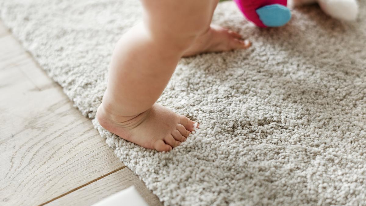 Anar descalços és una experiència d'aprenentatge pels infants, segons els experts