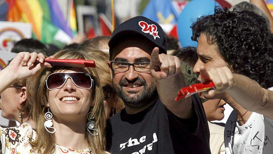 Bibiana Aído, con el presidente de FELGTB y Zerolo.