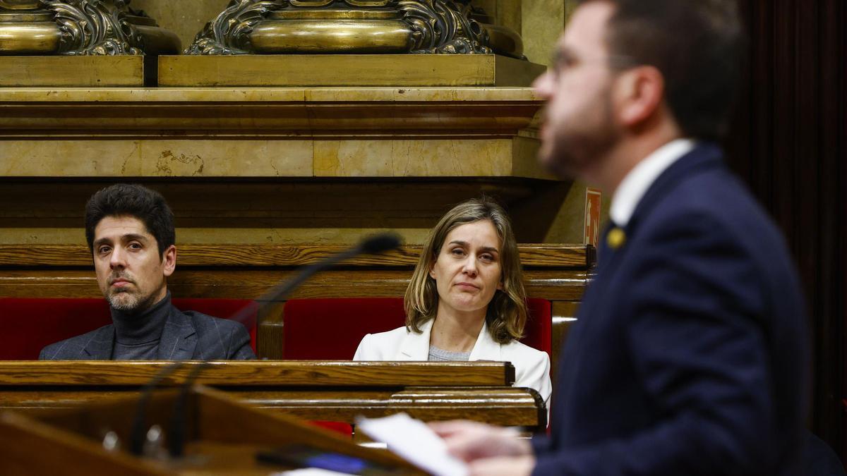 El president Aragonès y los diputados de los Comuns David Cid y Jéssica Albiach esta semana en el Parlament.