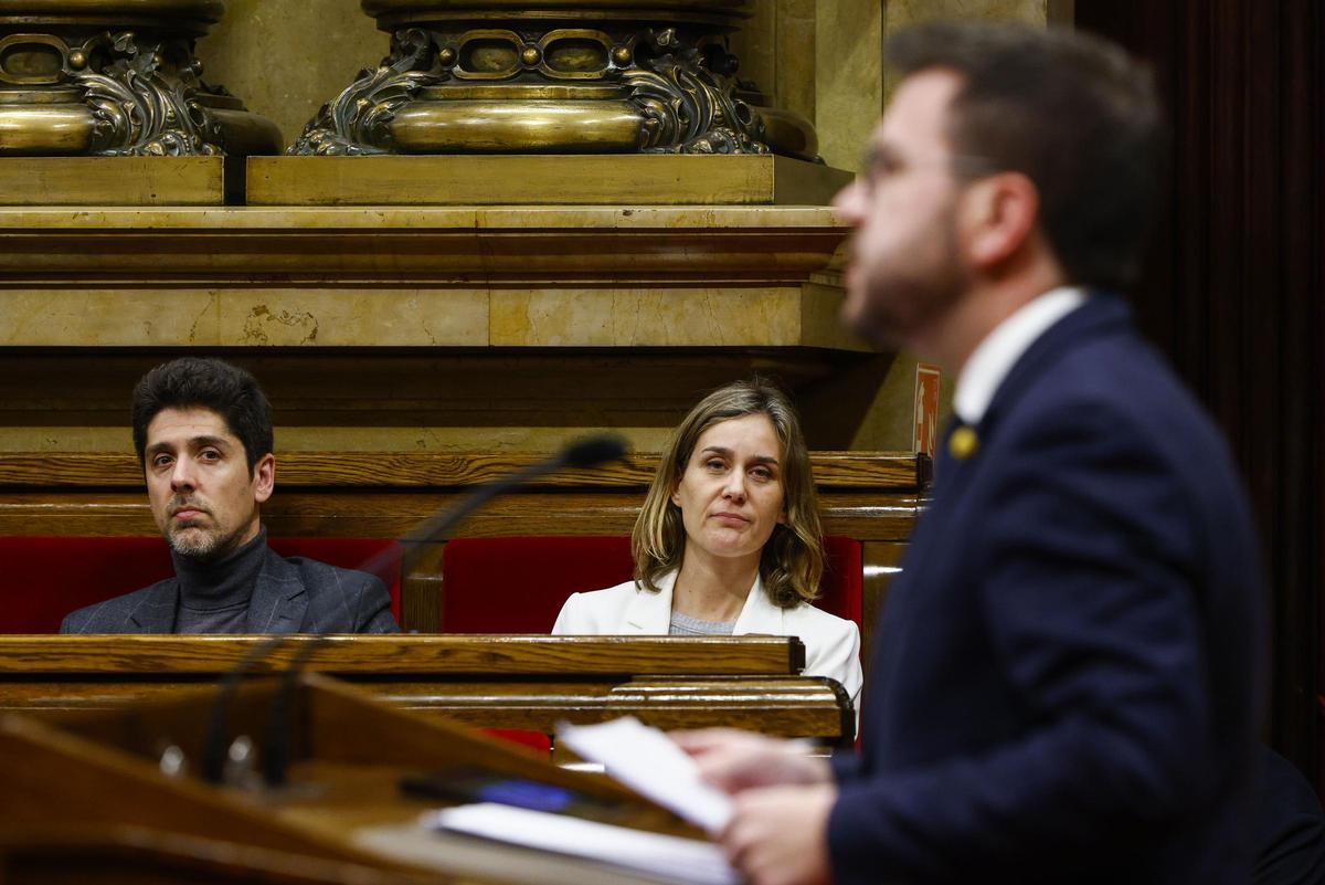 El president Aragonès y los diputados de los Comuns David Cid y Jéssica Albiach esta semana en el Parlament.
