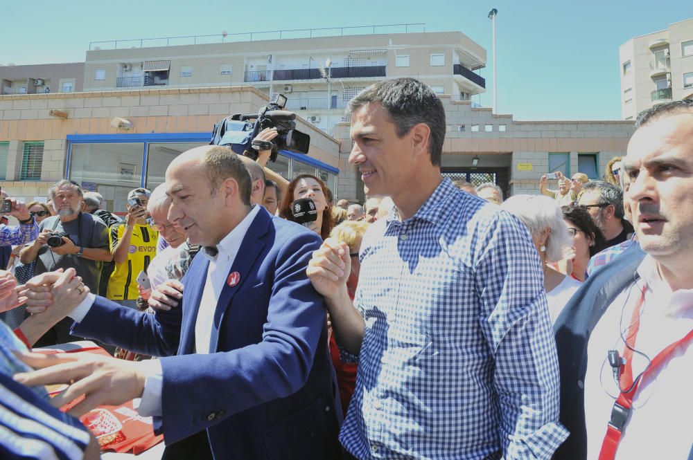 Pedro Sánchez abarrota el polideportivo de Carrús