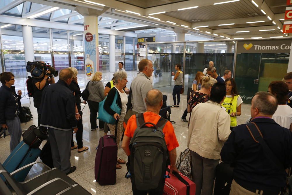 Afectados por la suspensión de pagos de Thomas Cook en el aeropuerto de Palma