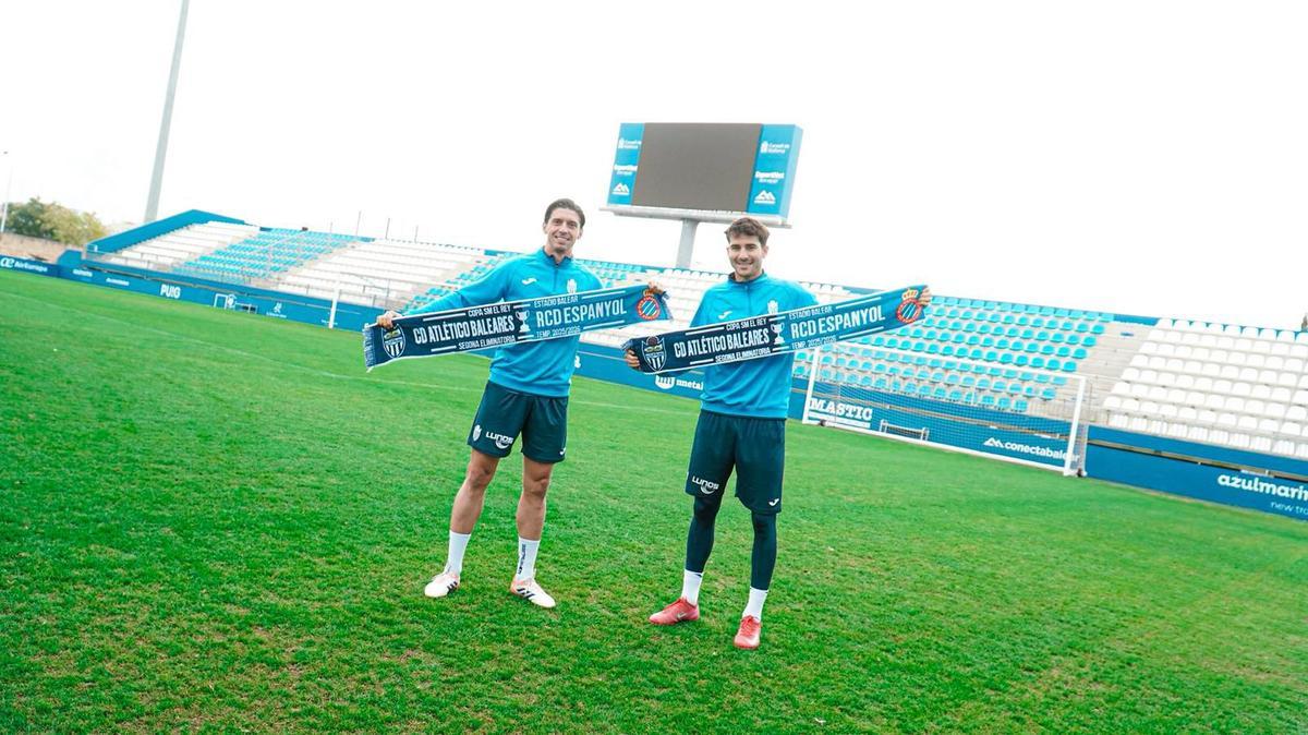 Jaume Pol y Tovar posan con la bufanda oficial del partido.
