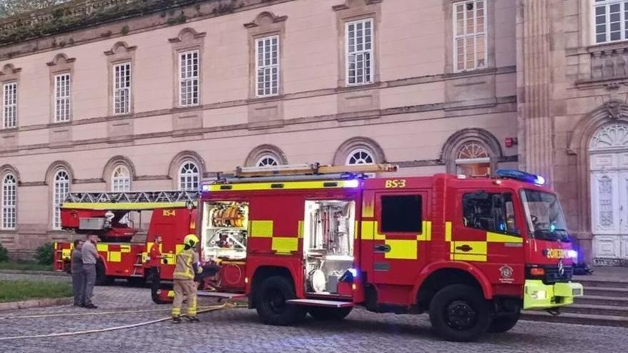 Incendio en el Psiquiátrico de Conxo: un denso humo con olor a plástico llegó a producir mareos a los desalojados