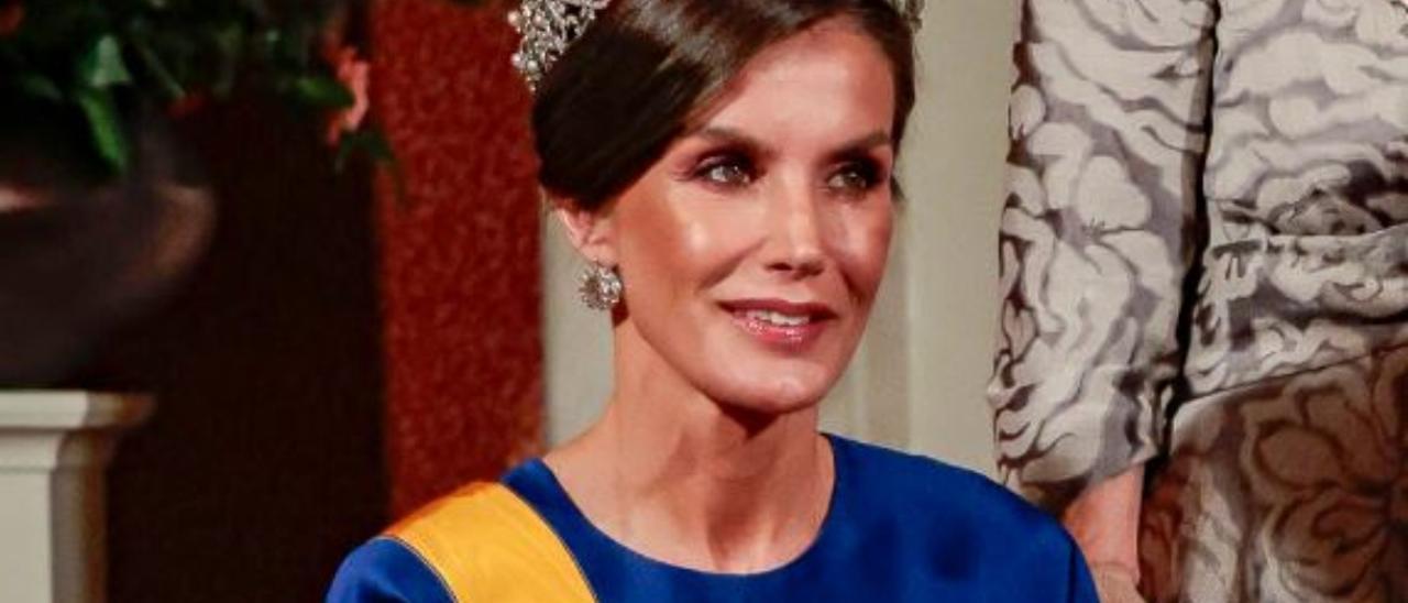 Este ha sido el espectacular vestido con el que la reina Letizia ha asistido a una cena de gala en Países Bajos