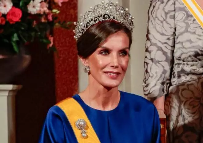 Este ha sido el espectacular vestido con el que la reina Letizia ha asistido a una cena de gala en Países Bajos