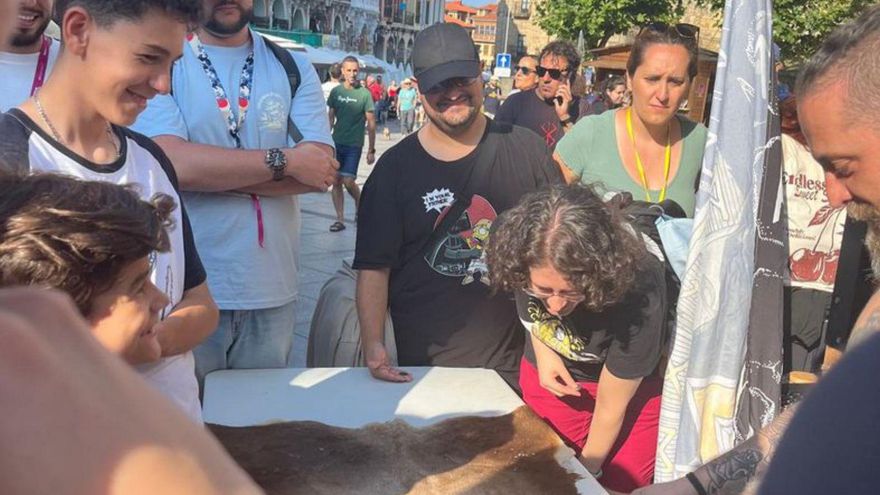 Asistentes al taller de monedas vikingas. | A. MEDINA