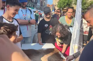 Avilés viaja al pasado con un taller de acuñación de monedas vikingas