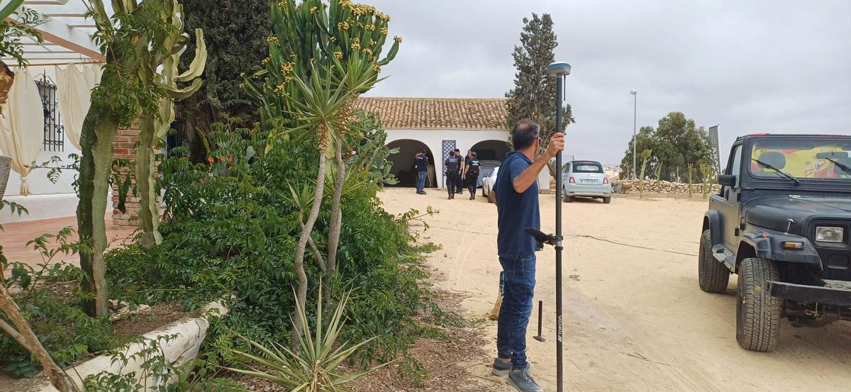 La Policía Local y la Guardia Civil detienen a las dueñas de la casa Langostina cuando itentaban evitar la ocupación de una parcela