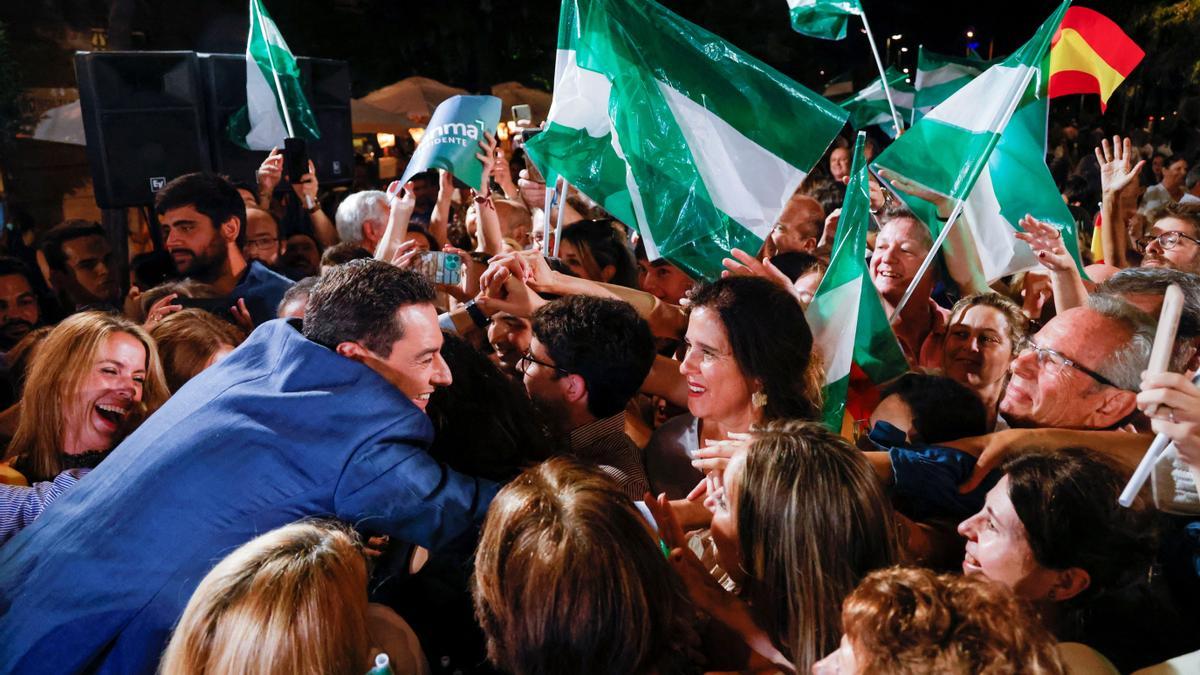 Moreno Bonilla saluda a una simpatizante en la noche electoral.