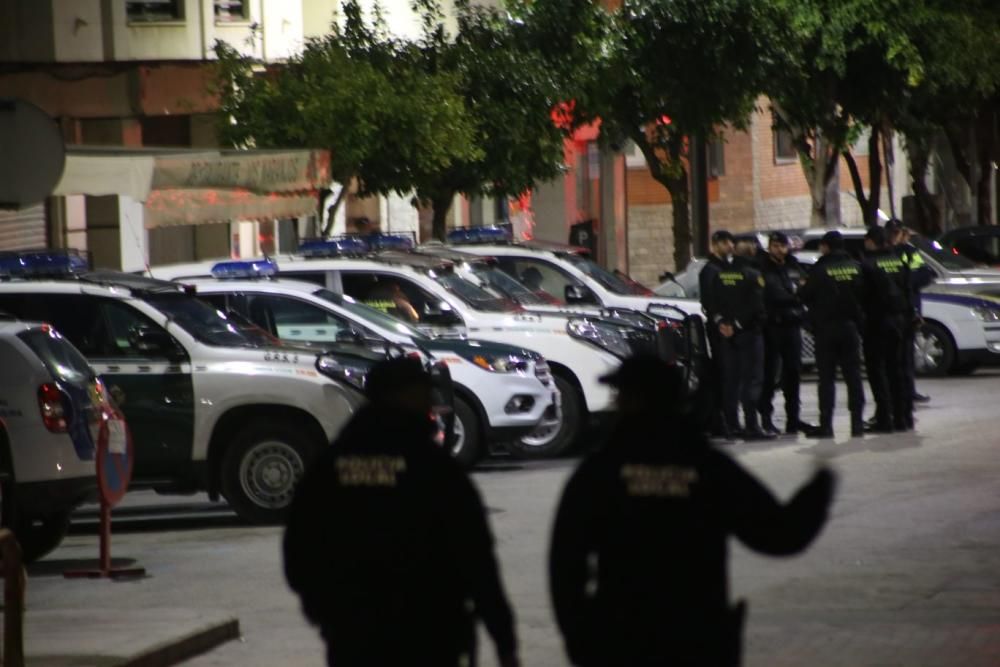 Unos 300 vecinos se concentran en la plaza de España para defender la Cruz ante su inminente retirada y con un espectacular despliegue de Guardia Civil para evitar incidentes.