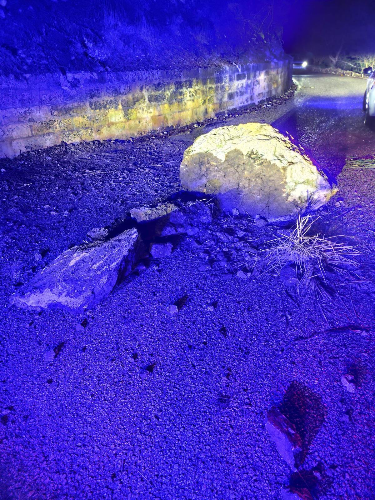 La roca quedó en medio de la carretera.