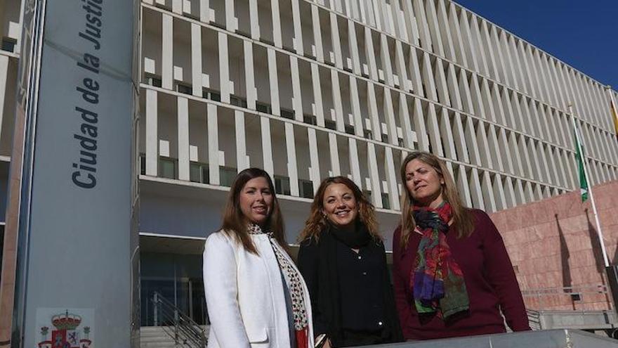 De izquierda a derecha, Reyes Bazán, Sonia Cámara y Belén Bravo, abogadas que ayer estuvieron de guardia.
