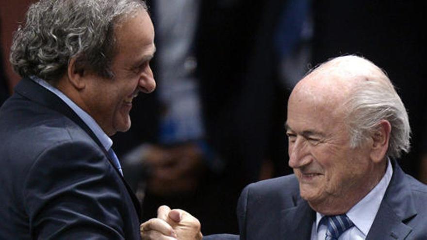 Blatter, felicitado por Platini, su mayor adversario.