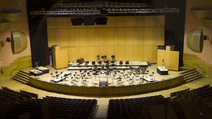 Auditorio principal del Palacio de Congresos, preparado para una actuación de la Sinfónica.